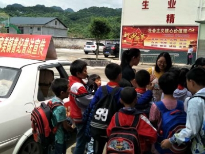 鹤峰：普纪普法“大篷车”进校园“先声夺人”