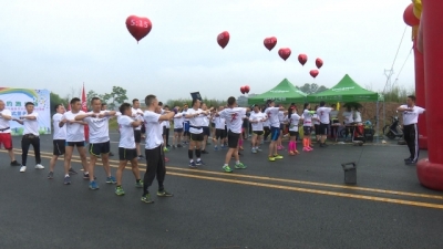 来凤龙山两县跑友约跑 共庆母亲节