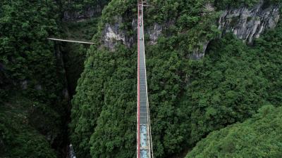 玻璃桥上赏风景