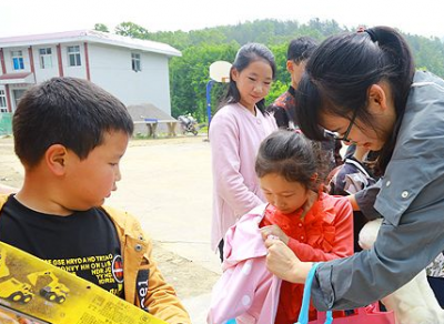 巴东：省城和小山村爱心连线 白沙小学“签收”一份厚礼
