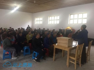 宣恩：贫困户喜领免费蜂   苦草坪秒变“甜草坪”