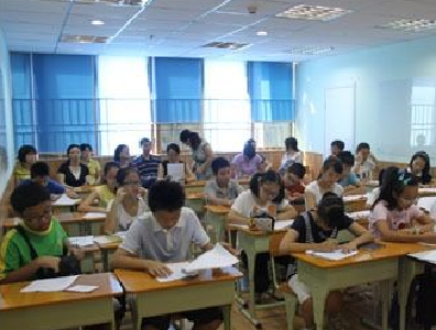 不堪重负的“天价”课外辅导班，到底该不该上？