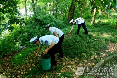 恩施：保护母亲河 城管在行动