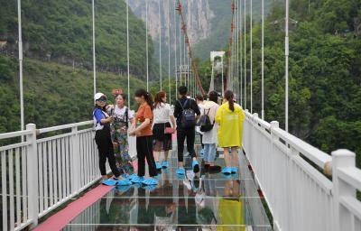 【新华社】建始石门河：玻璃桥上赏风景