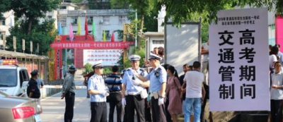 200交警为8000恩施学子高考护航
