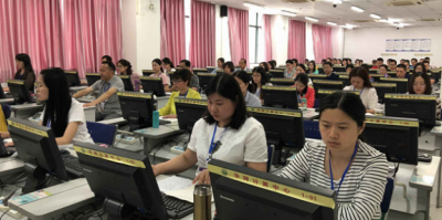 记者探访我省普通高考网上评卷工作现场