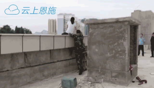 惊险！恩施一女子欲跳楼轻生，消防官兵奋力一跃......