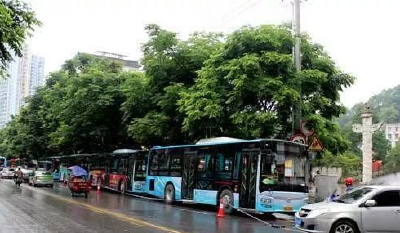 恩施市54台公交车为州城高考考生服务