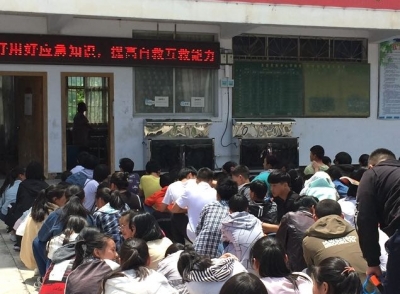 鹤峰五里民族中学举办“生命至上，安全发展”安全教育活动
