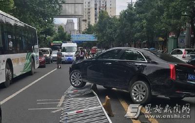 司机看了眼手机致车撞隔离栏 一人在事故中受伤路人主动为伤者撑伞