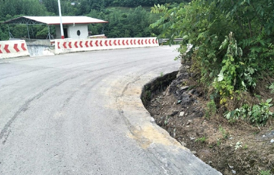 视频 | 17米挂车被困建始“九道拐”，民警“借石”铺路护送“通关”