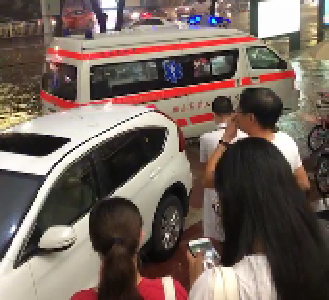 广东佛山一对母女公交站触电死亡 现场下大雨积水