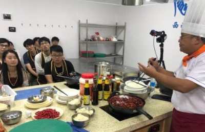 高校开设“美食课” 学生吃着火锅就能修学分