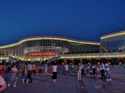 入夏，近两千余名市民在州城文化中心广场感受清凉