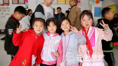 视频 | 亲爱的小孩，节日快乐！