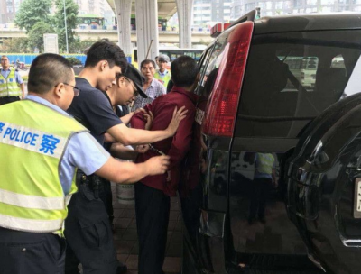 男子公交车上看旁边乘客玩手机:这不是我的手机吗?