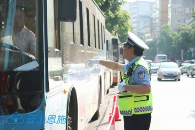 200交警为8000恩施学子高考护航