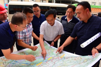 向前进调研恩施市道路重点项目建设情况