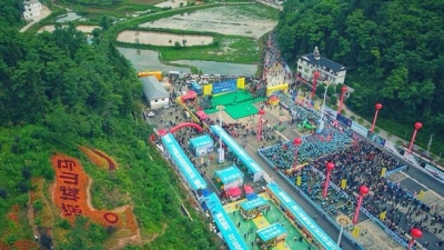 视频 | 2018中国山地马拉松利川鸣枪 11国运动员奔跑