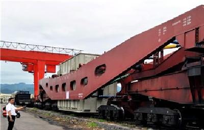 单台重量接近320吨！首批交变直“巨无霸”经宜万铁路安全运抵恩施