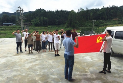 来凤县检察院：山坳坳里的党旗别样红