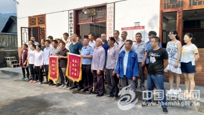 白　果：扶贫修路解民忧 群众感恩送锦旗