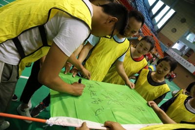 户外拓展训练在州民族体育馆举行