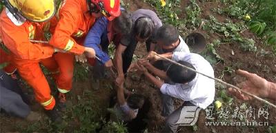 巴东一六旬老人掉入天坑 警民合力救援