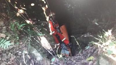 八旬老人不慎坠入天坑  利川消防涉险救援