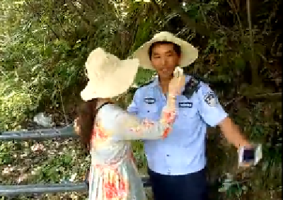 又是塞钱 又是擦汗！？ 重庆女子到建始旅游为何对景区保安念念不忘