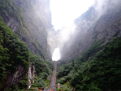 张家界大峡谷景区发生滚石滑落,致1死3伤另有1人失联