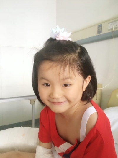 州政府办干部职工大爱暖人心 烫伤女孩罗泽文在州中心医院成功手术 