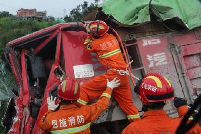 恩施：两货车追尾一人被困 消防成功营救
