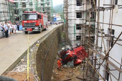 货车失控翻入路边四轮朝天 恩施消防破拆营救被困司机