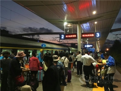 利川迎来首趟旅游专列，400名游客直喊凉