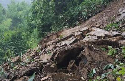 鹤峰太平发生山体滑坡 近200人出行受阻