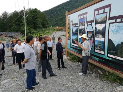 州政协驻龙潭溪“尖刀班”组织村民考察店子坪村发展情况