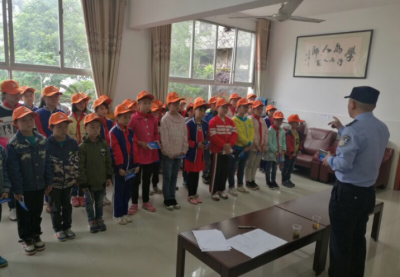 宣恩：“学生车长”监督校车驾驶 司机不敢马虎