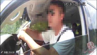 心真大！恩施男子开豪车带妻儿自驾游 在高速上睡起大觉