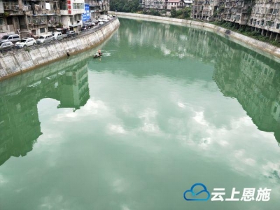 溇水河上的清漂人 持续保持河道保洁
