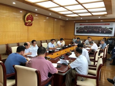 州人大常委会党组中心组开展“解放思想、转变作风”大讨论