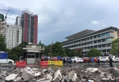 还绿于民！恩施市政府主动拆除停车场围墙 与民共享恩施绿