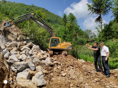 破山开路寻水源 一管清水进农家