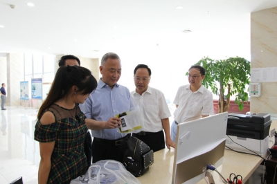 省政协主席徐立全同志一行调研国家硒检中心