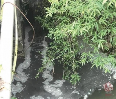 恩施一罐车随意排污臭气熏天 居民叫苦不迭