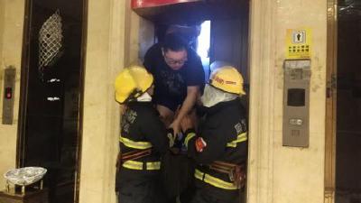 急！州城8人被困电梯 消防官兵紧急救援