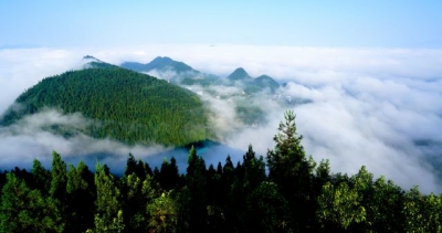 此刻，云雾缭绕是鹤峰