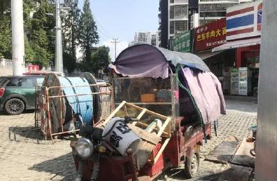 恩施州城工农路两辆“僵尸车”长期“霸占”停车位 市民直呼影响市容
