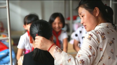 她的家在2000多公里外的辽宁，但她却是48个恩施孩子的妈妈