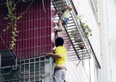 孝感又现“托举哥” 辅警5楼雨篷上托举男童5分钟